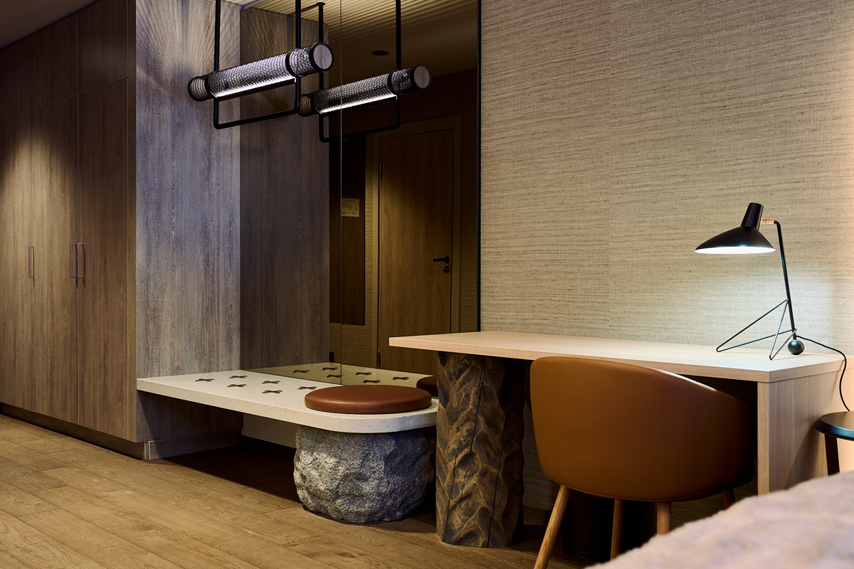 Entrance area of a Premium Suite at Balder Luxury Lodge in Levi, with desk and stone accents.