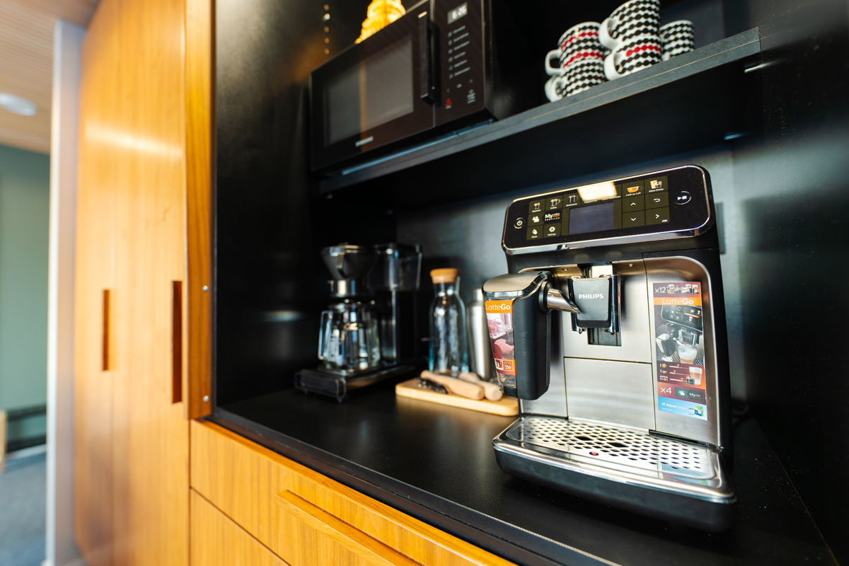 Coin électroménager de la villa avec machine à café intégrée et micro-ondes.