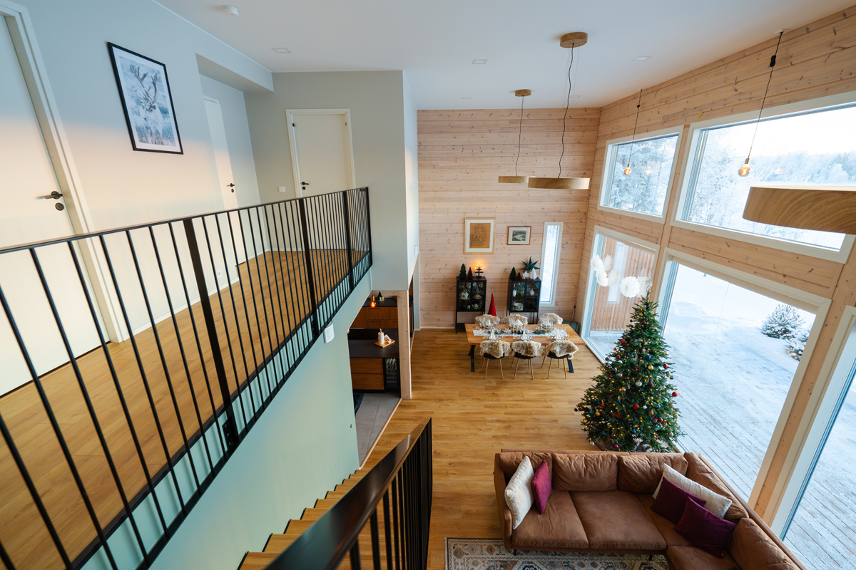 Vue aérienne de l'espace de vie et salle à manger ouvert de la villa, décoré pour Noël.