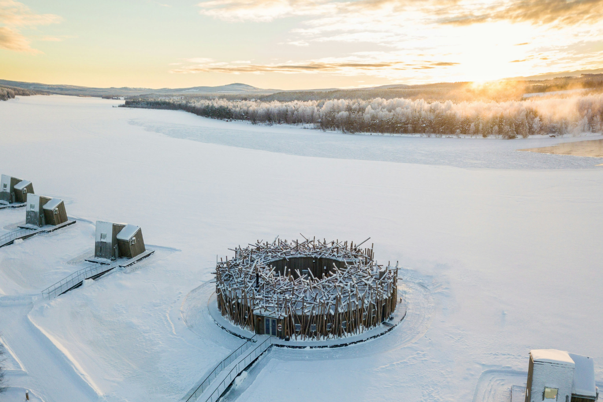 Vue aérienne du spa flottant Arctic Bath sur la rivière gelée, en Suède.