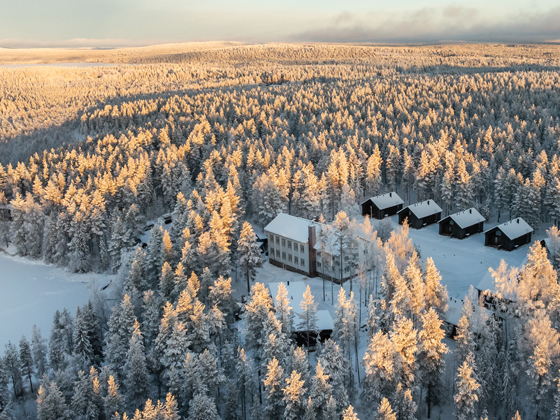 Skýra Retreat, Rovaniemi. Log suites and Nordic Spa on the shores of Lake Norvajärvi.