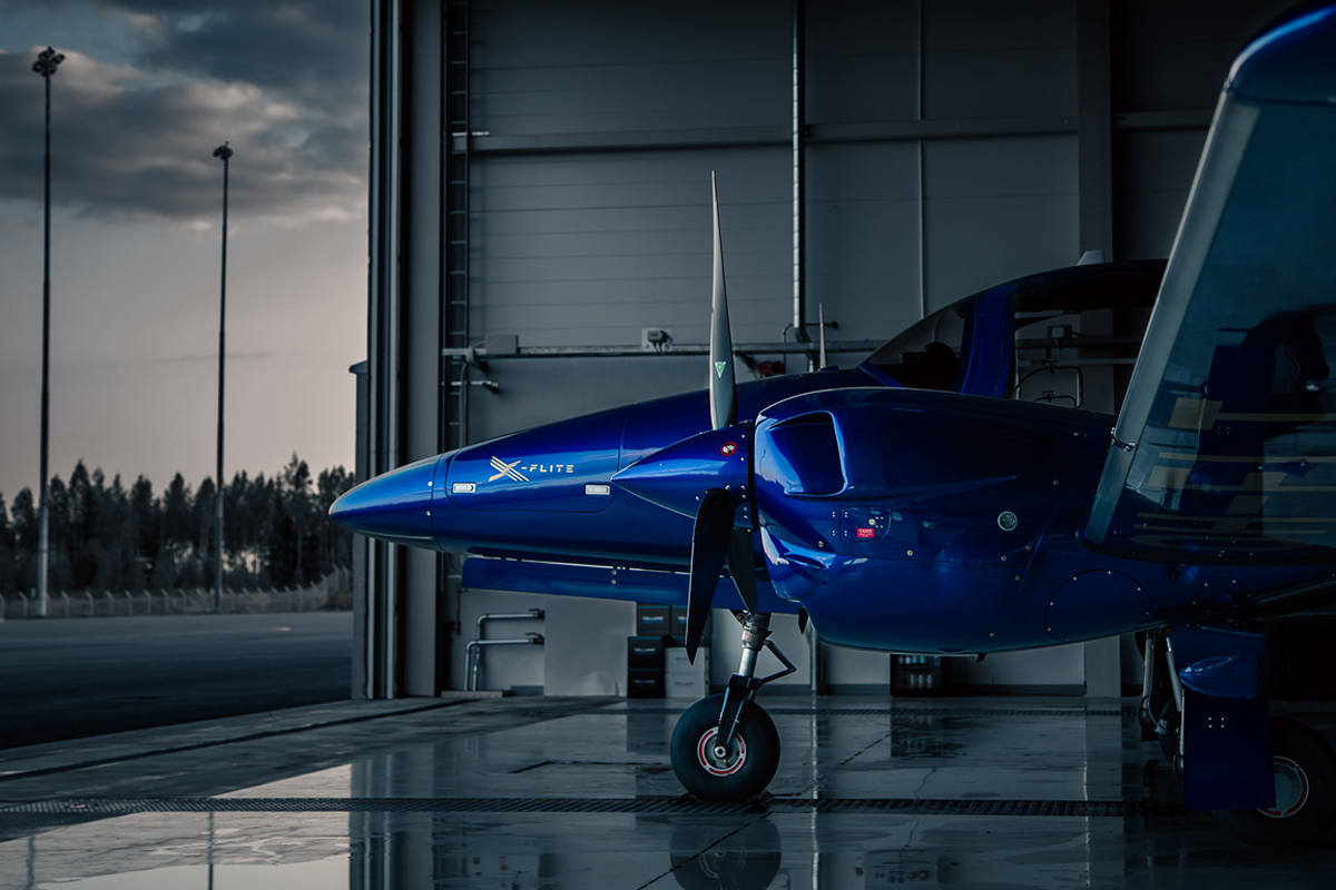 Avion privé X-Flite bleu dans le hangar de Rovaniemi au crépuscule, vol aurores boréales